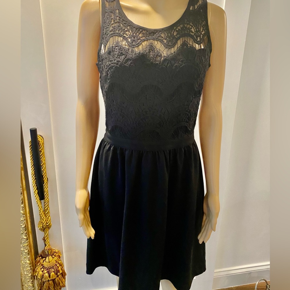 Black Lilly Pulitzer dress. Sz M - Gold exposed zippered back - sleeveless.